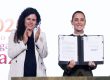 La presidenta Claudia Sheinbaum firmó el decreto para garantizar entornos digitales seguros para niñas, niños y adolescentes. Las plataformas tendrán un mes para adaptar sus sistemas y retirar contenidos relacionados con violencia, acoso y abuso, entre otros riesgos.