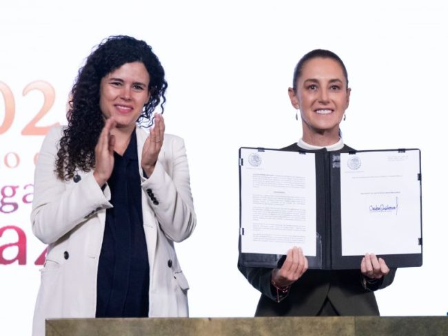 La presidenta Claudia Sheinbaum firmó el decreto para garantizar entornos digitales seguros para niñas, niños y adolescentes. Las plataformas tendrán un mes para adaptar sus sistemas y retirar contenidos relacionados con violencia, acoso y abuso, entre otros riesgos. La presidenta Claudia Sheinbaum firmó el decreto para garantizar entornos digitales seguros para niñas, niños y adolescentes. Las plataformas tendrán un mes para adaptar sus sistemas y retirar contenidos relacionados con violencia, acoso y abuso, entre otros riesgos.