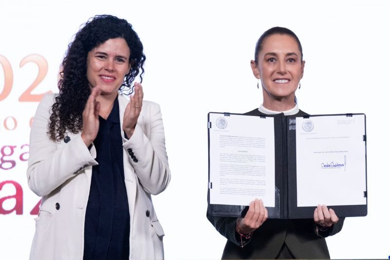 La presidenta Claudia Sheinbaum firmó el decreto para garantizar entornos digitales seguros para niñas, niños y adolescentes. Las plataformas tendrán un mes para adaptar sus sistemas y retirar contenidos relacionados con violencia, acoso y abuso, entre otros riesgos. La presidenta Claudia Sheinbaum firmó el decreto para garantizar entornos digitales seguros para niñas, niños y adolescentes. Las plataformas tendrán un mes para adaptar sus sistemas y retirar contenidos relacionados con violencia, acoso y abuso, entre otros riesgos.