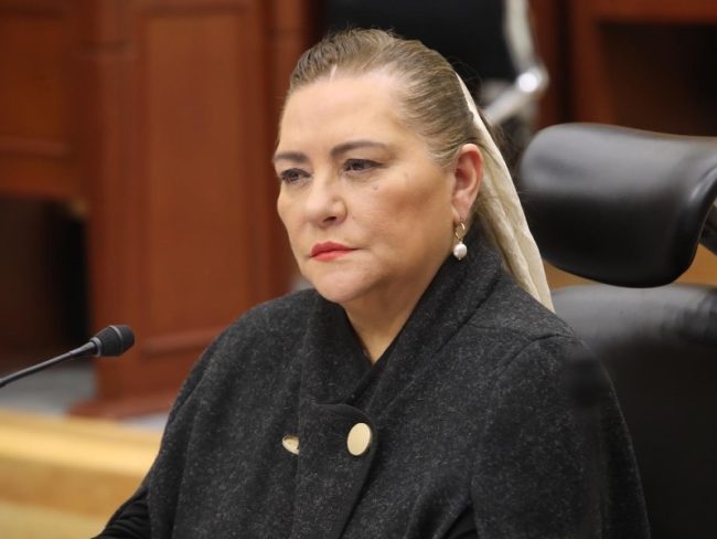 Claudia Sheinbaum pidió investigar posibles conflictos de interés y el manejo de recursos públicos en el INE tras la separación de Guadalupe Taddei, y condenó las burlas misóginas contra la consejera presidenta. El INE mantendrá la organización del proceso electoral 2026-2027 ante la renuncia de Guadalupe Taddei. En la Cámara de Diputados comienza el proceso para definir a la nueva persona titular del organismo.