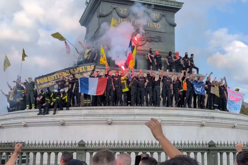 Estudiantes franceses protestan por el deterioro del sistema educativo, la falta de profesores y los recortes presupuestarios, en una jornada marcada por enfrentamientos con la policía.