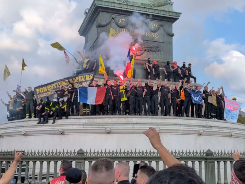 Estudiantes franceses protestan por el deterioro del sistema educativo, la falta de profesores y los recortes presupuestarios, en una jornada marcada por enfrentamientos con la policía.