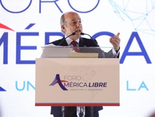 Ana Lilia Pérez y Azul Alzaga analizaron la participación de Felipe Calderón en el Foro América Libre y sus declaraciones sobre democracia, seguridad y narcotráfico.