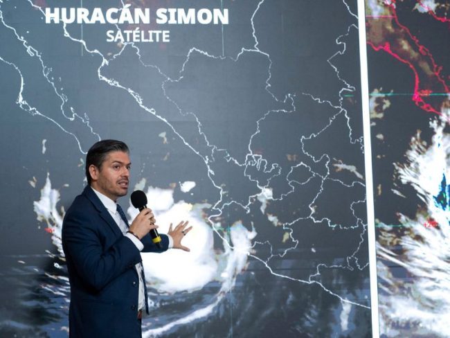 El huracán Simón, categoría 3, provoca lluvias intensas y oleaje elevado en el Pacífico. Autoridades suspenden clases, actividades y operaciones aéreas.