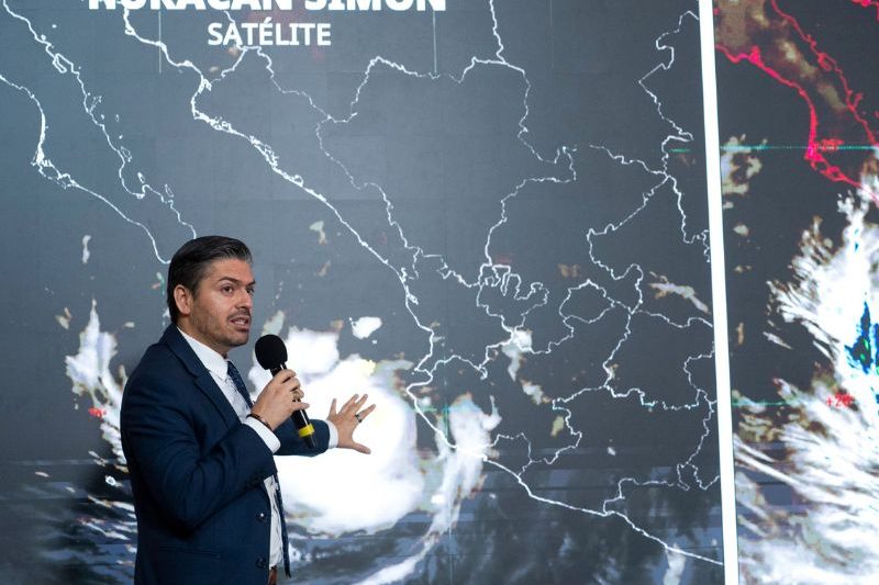 El huracán Simón, categoría 3, provoca lluvias intensas y oleaje elevado en el Pacífico. Autoridades suspenden clases, actividades y operaciones aéreas.