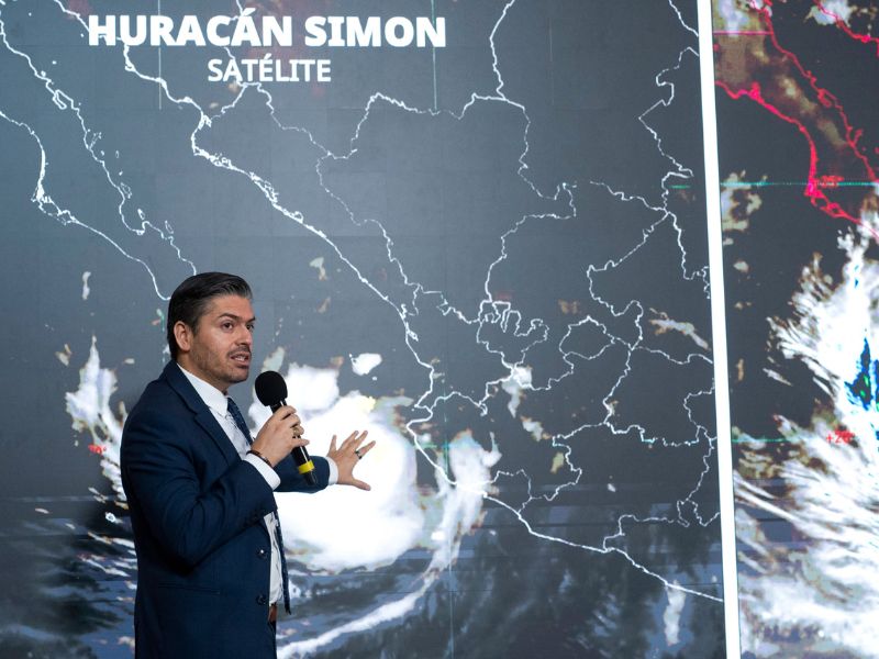 El huracán Simón, categoría 3, provoca lluvias intensas y oleaje elevado en el Pacífico. Autoridades suspenden clases, actividades y operaciones aéreas.