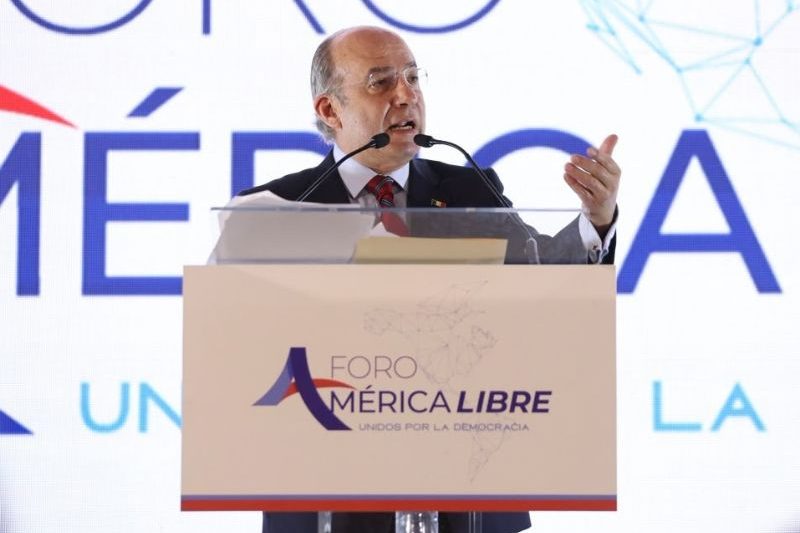 Ana Lilia Pérez y Azul Alzaga analizaron la participación de Felipe Calderón en el Foro América Libre y sus declaraciones sobre democracia, seguridad y narcotráfico. Ana Lilia Pérez y Azul Alzaga analizaron la participación de Felipe Calderón en el Foro América Libre y sus declaraciones sobre democracia, seguridad y narcotráfico.
