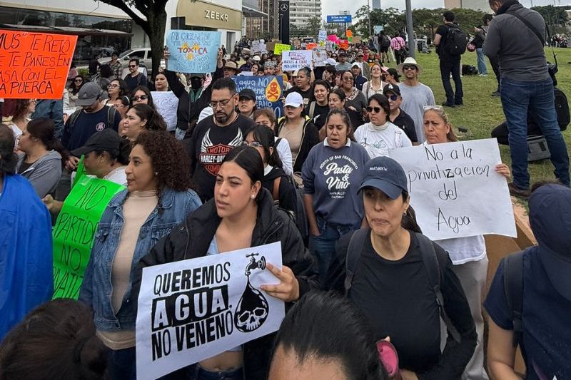El periodista Emiliano Mellado señaló omisiones en el mantenimiento de la infraestructura hídrica de Guadalajara y cuestionó el proyecto del acueducto Chapala-Guadalajara con inversión privada, ante la crisis de agua potable y contaminación en la zona metropolitana.
