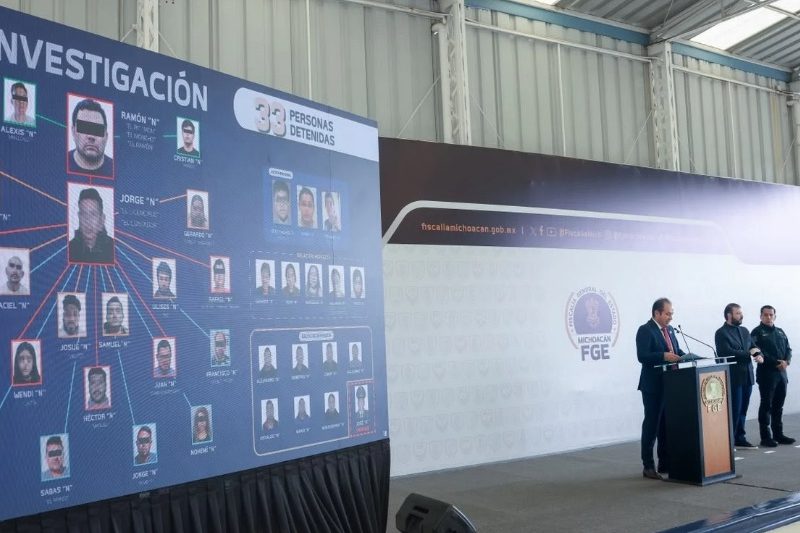 La Fiscalía de Michoacán atribuye al CJNG el asesinato de Carlos Manzo, exalcalde de Uruapan. Hay 33 personas detenidas y un avance de 90% en las investigaciones.