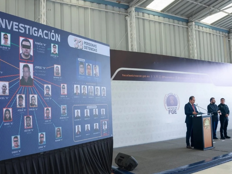 La Fiscalía de Michoacán atribuye al CJNG el asesinato de Carlos Manzo, exalcalde de Uruapan. Hay 33 personas detenidas y un avance de 90% en las investigaciones. La Fiscalía de Michoacán atribuye al CJNG el asesinato de Carlos Manzo, exalcalde de Uruapan. Hay 33 personas detenidas y un avance de 90% en las investigaciones.