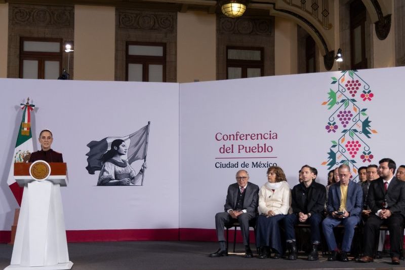 Claudia Sheinbaum anunció un consejo asesor integrado por especialistas y jóvenes para desarrollar un sistema automatizado que mejore el abasto de medicamentos en el IMSS y el IMSS-Bienestar. Claudia Sheinbaum anunció un consejo asesor integrado por especialistas y jóvenes para desarrollar un sistema automatizado que mejore el abasto de medicamentos en el IMSS y el IMSS-Bienestar.