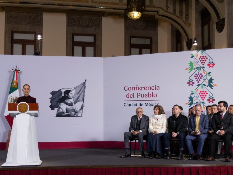 Claudia Sheinbaum anunció un consejo asesor integrado por especialistas y jóvenes para desarrollar un sistema automatizado que mejore el abasto de medicamentos en el IMSS y el IMSS-Bienestar.