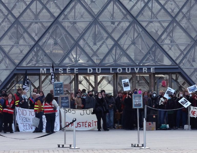 Francia anuncia toques de queda parciales para frenar saqueos y daños a comercios, mientras continúan las protestas contra el alto costo de la vida y los recortes presupuestales.