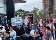 María González, del IMDEC, denuncia detenciones y contaminación del agua en Guadalajara. Lemus promete investigar posibles abusos.