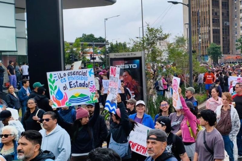 María González, del IMDEC, denuncia detenciones y contaminación del agua en Guadalajara. Lemus promete investigar posibles abusos.