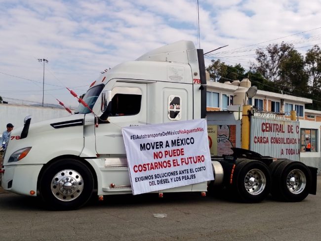 Transportistas se movilizan en 19 estados y protestan en la CDMX para exigir seguridad en carreteras. Mientras que, Segob reporta 38 puntos de manifestación y bloqueos en Tlaxcala y Veracruz.