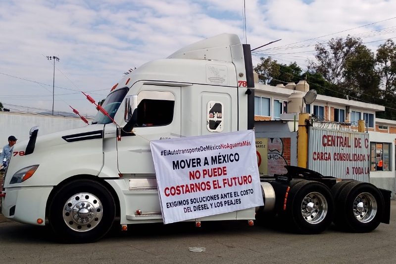 Transportistas se movilizan en 19 estados y protestan en la CDMX para exigir seguridad en carreteras. Mientras que, Segob reporta 38 puntos de manifestación y bloqueos en Tlaxcala y Veracruz.