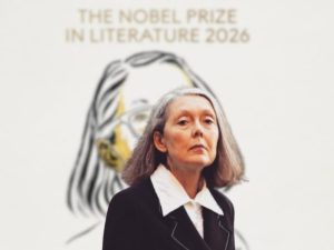 La escritora canadiense Anne Carson recibió el Premio Nobel de Literatura 2026 por una obra innovadora que dialoga con la tradición clásica y explora nuevas formas de expresión literaria.