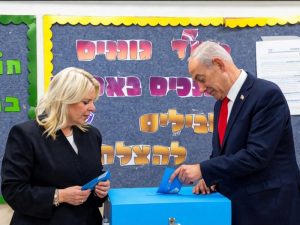 Israel registra una participación electoral de 44.9% hasta las 14:00 horas, la más alta desde 1973, en unos comicios parlamentarios marcados por la movilización de Benjamín Netanyahu y un fuerte despliegue de seguridad.